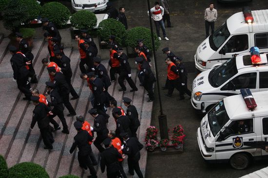 重庆市公安局刑警总队二号人物被当众围殴，防爆特警全体出动……